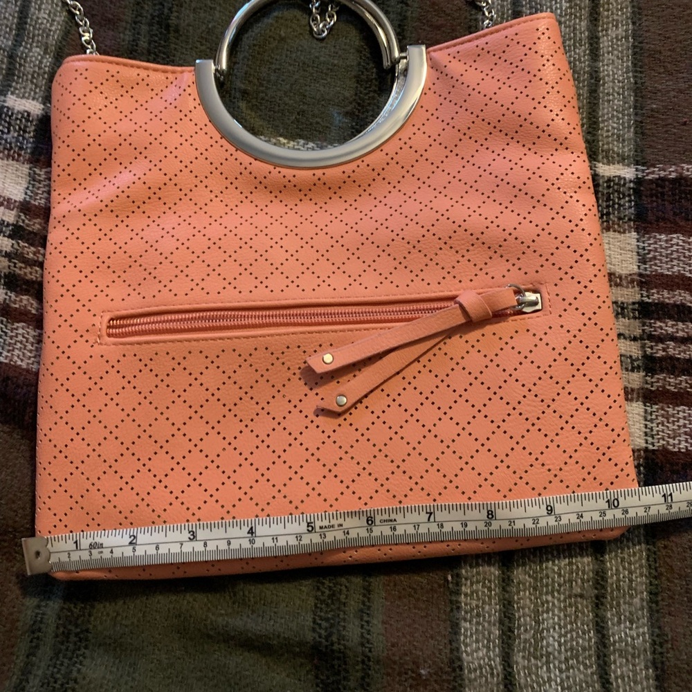 Kelly & Katie faux leather peach / salmon crossbody with a silver chain strap - Picture 3 of 6